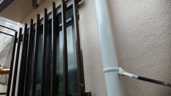 真っ白で艶やかな雨樋