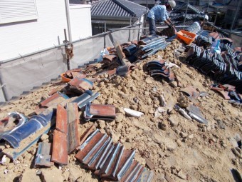 瓦の撤去