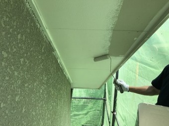 軒天井ローラー塗り