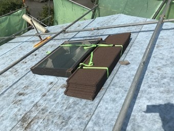 屋根材 荷上げ