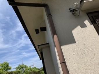 色褪せた雨どい