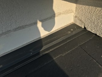 壁際の板金