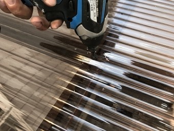 波板に穴をあける