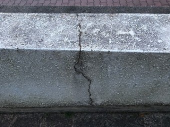 塀のひび割れ