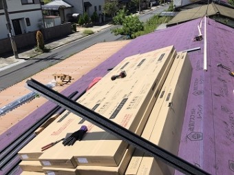 屋根材荷上げ