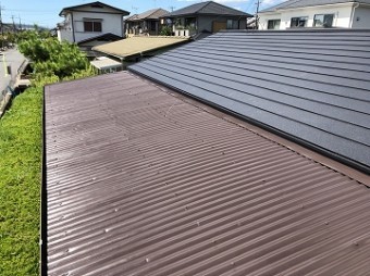 艶やかなブラウンの屋根