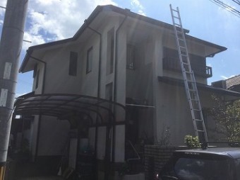 はしごをかけて屋根に登る