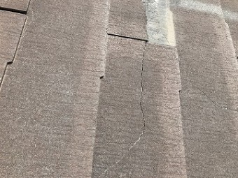 下屋根のひび割れ
