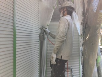 吹き付け作業中