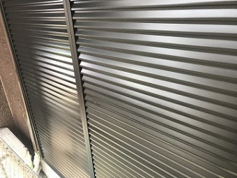 雨戸吹きつけ塗装