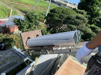 防水紙荷上げ