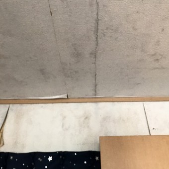 雨漏りによる壁の割れ