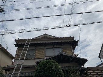 ハシゴをかけて屋根へ登る