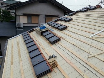 瓦の荷上げ作業