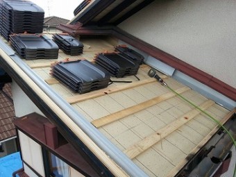 瓦の荷上げ作業