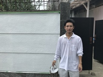塗装をするスタッフ