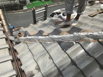 劣化した瓦の差し替え
