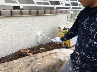 塀の中塗り