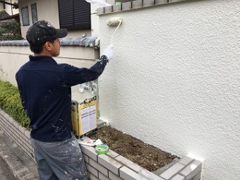 塀の上塗り