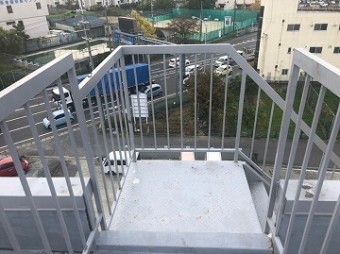 劣化した外部階段