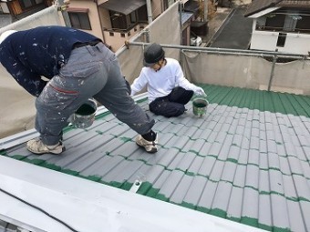 上塗り刷毛作業