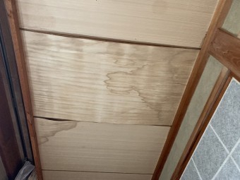 雨染みの出来た天井