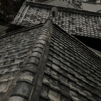 古い瓦屋根