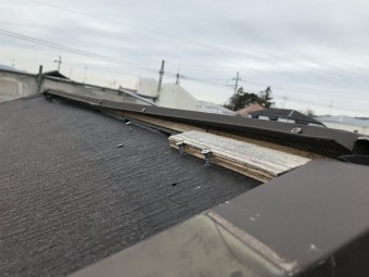 角材むき出しの棟板金