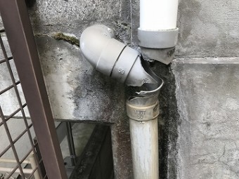 雨どいの割れ