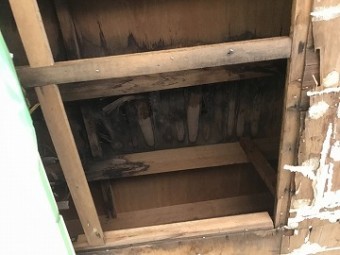 天井の中の床板