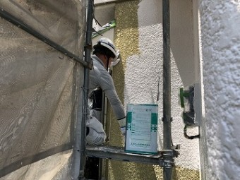 下塗り作業中