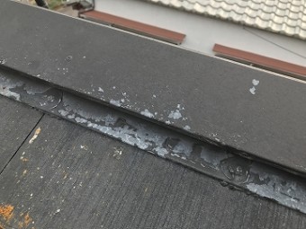 棟板金の塗装の剥がれ