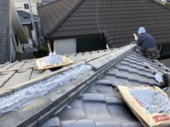 熨斗瓦を積んでる様子