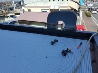 屋根材とコーナー笠木の施工