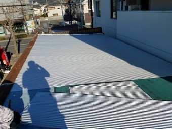 下葺材と屋根材施工