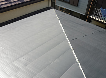 屋根材はガルバリウム銅板を使った横暖ルーフきわみを使用
