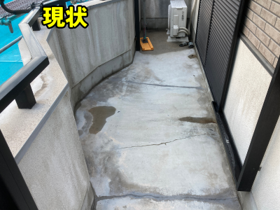 ケレンで表面を整えたあと、 アセトンという専用の液体で表面をきれいに拭き取ります。  簡単に言うと、 目に見えない油分や粉を取り除く作業です。  この作業をしないと、  ・塗料がしっかりくっつかない ・数年でめくれてくる ・防水が長持ちしない  といったトラブルにつながります。  見えない工程ですが、 防水の持ちを人工芝を撤去したベランダのひび割れと防水劣化