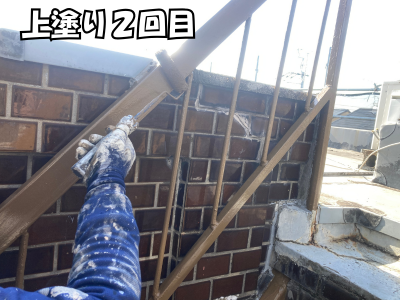 橿原市の鉄骨階段に上塗りとしてシリコン塗料を重ね塗りしている最終仕上げ作業