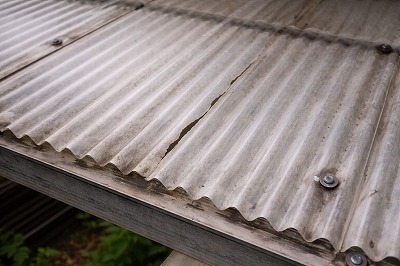 紫外線で白く濁り劣化が進んだ波板の状態｜橿原市でよく見られる経年劣化した波板屋根