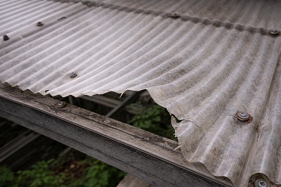 強風の影響で端部がめくれ上がった波板屋根の様子｜橿原市で多い風による波板トラブル