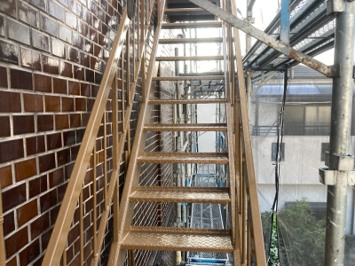 橿原市で塗装を完了した鉄骨階段。シリコン塗料により美しく耐久性が高まった状態