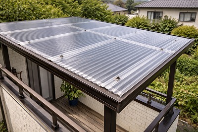 衝撃や強風に強いポリカーボネート波板を施工したベランダ屋根の仕上がり｜耐久性と明るさを兼ね備えた波板交換工事