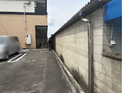 田原本町の貸ガレージで色あせた雨樋の現状