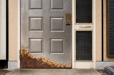塗膜の劣化により錆が広がってきた金属製玄関扉の劣化状況