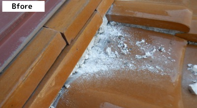 奈良市　瓦屋根の漆喰が白い粉状に崩れている