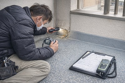 桜井市でバルコニー防水の施工不良を職人が現場調査している様子。雨漏り原因を確認している写真