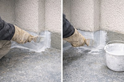 バルコニー防水工事でカチオン系下地調整材を塗布している様子。FRP防水の密着性を高めるための下地処理工程