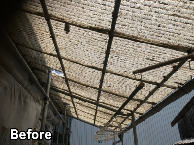 香芝市の工場庇部分で複数箇所に割れが確認された波板の劣化状況