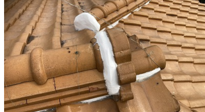 奈良市　慎重に新しい漆喰を塗り直し