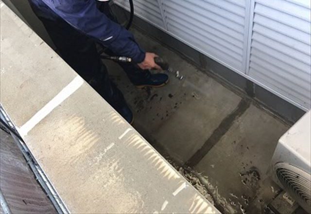 ベランダ床高圧洗浄